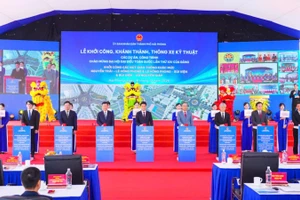 Các đại biểu thực hiện nghi thức khởi công 3 dự án đầu tư xây dựng nút giao thông khác mức đường Lê Hồng Phong-Nguyễn Trãi, Bùi Viện-Lê Hồng Phong và Bùi Viện-Võ Nguyên Giáp (Hải Phòng).