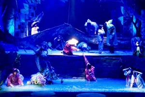 Một cảnh trong vở diễn “Giấc mơ Ếch xanh” của Nhà hát Sân khấu truyền thống Hải Phòng tại Liên hoan quốc tế sân khấu thử nghiệm lần thứ VI năm 2025.