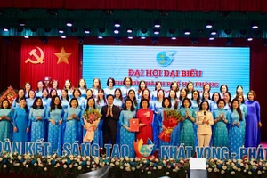 Chủ tịch Hội Liên hiệp Phụ nữ Việt Nam Nguyễn Thị Tuyến và lãnh đạo thành phố Hải Phòng trao Quyết định, tặng hoa chúc mừng Ban Chấp hành Hội Liên hiệp Phụ nữ thành phố Hải Phòng khóa I, nhiệm kỳ 2025-2030.