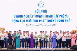 Các đại biểu dự hội nghị chụp ảnh lưu niệm.