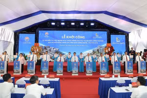 Các đại biểu thực hiện nghi thức khởi công dự án.