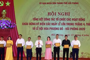 Đồng chí Bí thư Thành ủy Hải Phòng Lê Ngọc Châu trao Danh vị nhà tài trợ kim cương cho các đơn vị đóng góp nguồn lực tổ chức các hoạt động chào mừng kỷ niệm các ngày lễ lớn trong tháng 4, tháng 5 và Lễ hội Hoa Phượng Đỏ-Hải Phòng 2026.