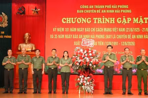 Lãnh đạo Công an thành phố Hải Phòng tặng hoa chúc mừng kỷ niệm 35 năm Báo An ninh Hải Phòng xuất bản số báo đầu tiên.