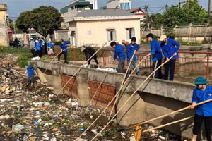 Đoàn viên, thanh niên Hải Phòng tham gia tích cực dọn vệ sinh môi trường.