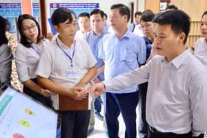 Đồng chí Bí thư Thành ủy Hải Phòng Lê Ngọc Châu kiểm tra tại Trung tâm phục vụ hành chính công phường Thành Đông (Hải Phòng). (Ảnh tư liệu: Nguyễn Hương)