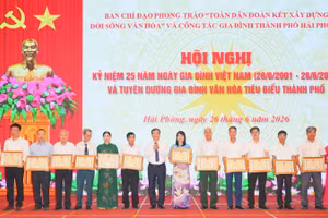 Lãnh đạo thành phố Hải Phòng khen thưởng các gia đình văn hóa tiêu biểu.