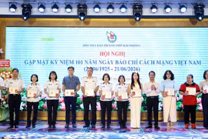 Hội Nhà báo thành phố Hải Phòng trao Kỷ niệm chương “Vì sự nghiệp báo chí Việt Nam” tặng các hội viên.