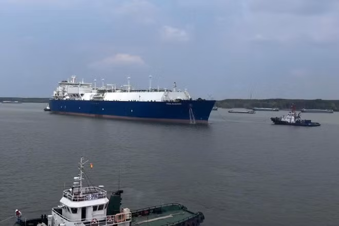 Tàu chở 27.000 tấn khí thiên nhiên hóa lỏng LNG đang cập cảng.