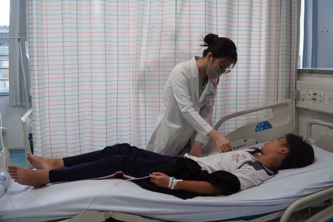 Nhân viên Bệnh viện đa khoa Vũng Tàu theo dõi một bệnh nhân ngộ độc nghi do ăn bánh mì ở đường Đồ Chiểu, phường Vũng Tàu. 