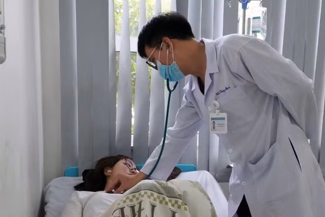Bác sĩ Bệnh viện Vũng Tàu thăm khám cho một bệnh nhân ngộ độc sau khi ăn bánh mì mua ở đường Đồ Chiểu. 