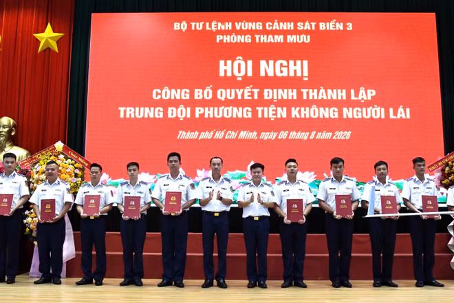Thủ trưởng Bộ Tư lệnh Vùng Cảnh sát biển 3 trao các quyết định thành lập và nhân sự cho Trung đội phương tiện không người lái. (Ảnh: Vùng Cảnh sát 3 cung cấp)