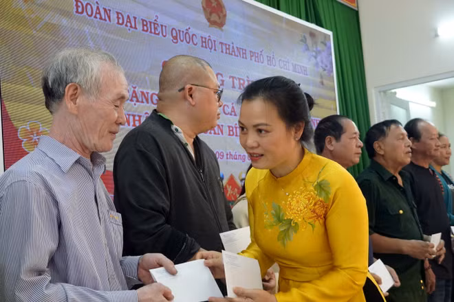 Đồng chí Huỳnh Thị Phúc tặng quà Tết cho gia đình chính sách, hộ cận nghèo tại phường Vũng Tàu. 