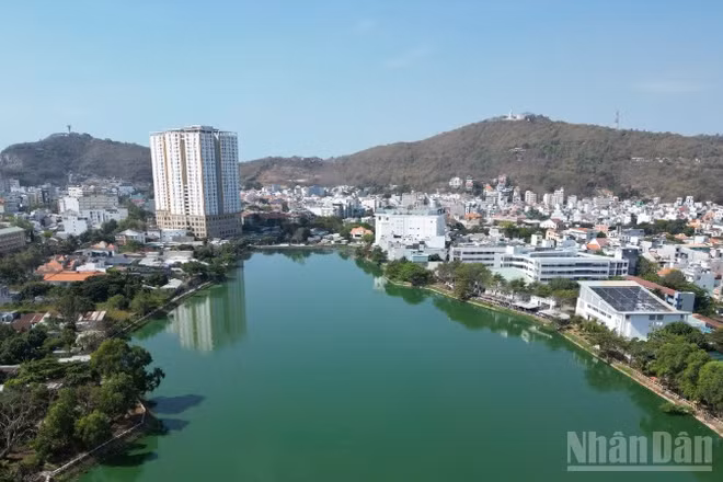 Hồ Bàu Sen, phường Vũng Tàu, Thành phố Hồ Chí Minh, 1 trong 67 ao, hồ cấm san lấp. 