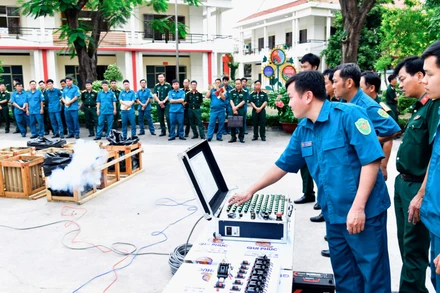 Học viên được trang bị kiến thức về nguyên lý hoạt động của giàn pháo hoa. (Ảnh: HỮU TÂN)