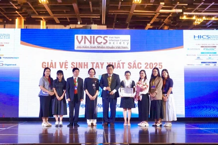 Bệnh viện Đại học Y dược Thành phố Hồ Chí Minh nhận giải thưởng. 