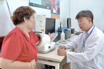 Khám sức khỏe người cao tuổi tại Trạm y tế xã Thạnh An.