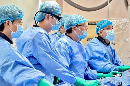 Ê-kíp Bệnh viện Đại học Y dược thành phố thực hiện kỹ thuật thay van động mạch chủ.