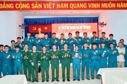Thiếu tướng Vũ Văn Điền, Tư lệnh Bộ Tư lệnh Thành phố Hồ Chí Minh kiểm tra và chúc Tết tại Ban Chỉ huy quân sự xã Nhà Bè. 
