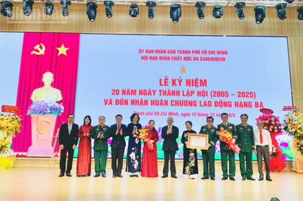 Nguyên Chủ tịch nước Nguyễn Minh Triết trao Huân chương Lao động hạng Ba cho Hội nạn nhân chất độc da cam/dioxin Thành phố Hồ Chí Minh.