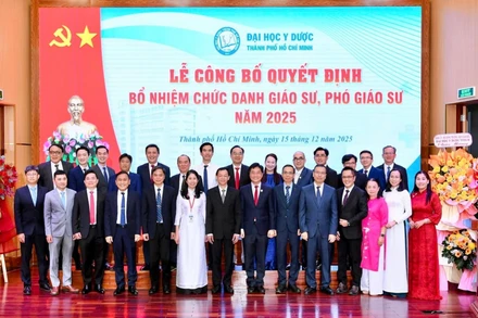 Tập thể lãnh đạo Đại học Y dược Thành phố Hồ Chí Minh và các tân Giáo sư, Phó Giáo sư năm 2025. 