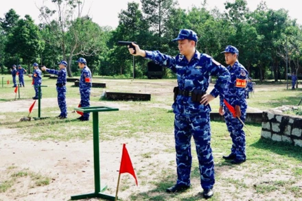 Quân nhân thực hiện bài kiểm tra bắn súng K54.