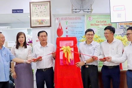 Lễ bàn giao ứng dụng "Giọt máu vàng" phục vụ hiến máu tình nguyện.
