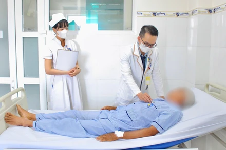 Bác sĩ thăm khám bệnh nhân gặp sự cố hóc dị vật đường tiêu hóa.