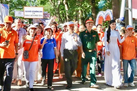 Nguyên lãnh đạo Đảng, Nhà nước đi bộ đồng hành vì nạn nhân da cam/dioxin. (Ảnh: CTV)