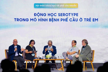 Các chuyên gia trao đổi về phòng bệnh phế cầu khuẩn ở trẻ em. 