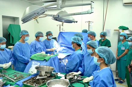 Ê-kíp bác sĩ mặc niệm người hiến tạng.