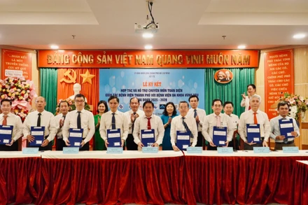 Lễ ký kết hợp tác giữa các đơn vị. (Ảnh: Bệnh viện cung cấp).