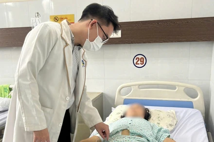 Bác sĩ thăm khám cho bệnh nhân sau phẫu thuật.