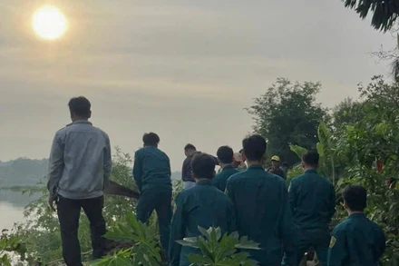 Lực lượng dân quân tự vệ có mặt từ rạng sáng hỗ trợ di dời người dân ra khỏi vùng sạt lở.