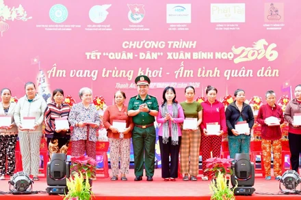 Thủ trưởng Bộ Tư lệnh Thành phố Hồ Chí Minh trao quà Tết cho người dân tại xã Thạnh An. (Ảnh: HỮU TÂN)