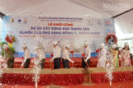 Các đại biểu phát lệnh khởi công dự án.