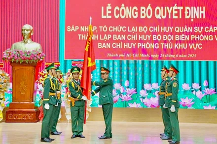 Thượng tướng Võ Minh Lương, Thứ trưởng Quốc phòng trao Quân kỳ Quyết thắng cho các đơn vị.