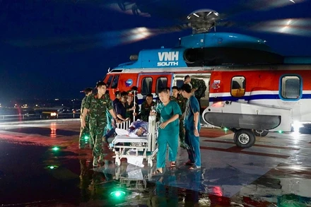 Tổ cấp cứu đường không (Bệnh viện Quân y 175) đưa bệnh nhân về cấp cứu, điều trị.