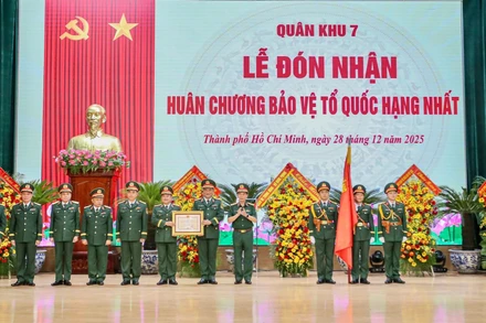 Bộ trưởng Quốc phòng Phan Văn Giang trao Huân chương Bảo vệ Tổ quốc hạng Nhất cho Bộ Tư lệnh Quân khu 7. 