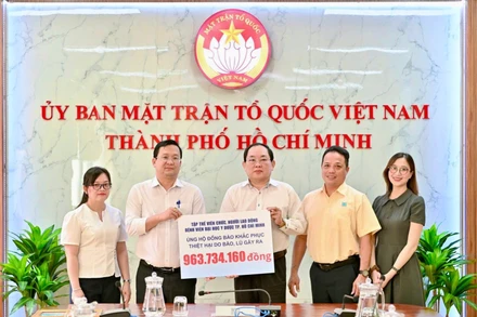 Lãnh đạo Ủy ban Mặt trận Tổ quốc Việt Nam Thành phố Hồ Chí Minh tiếp nhận kinh phí hỗ trợ từ Bệnh viện đại học Y dược Thành phố.