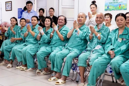 Những bệnh nhân điều trị ung thư vú tại Bệnh viện Chợ Rẫy tham gia sinh hoạt nâng cao sức khỏe tinh thần. (Ảnh: Bệnh viện cung cấp)