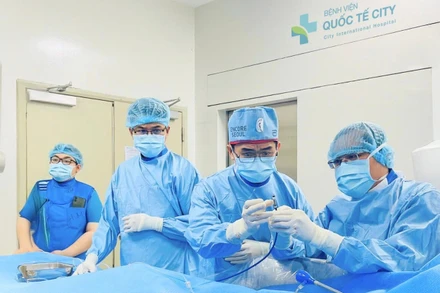 Ê-kíp bác sĩ thực hiện ca can thiệp tim cho bệnh nhân gần 100 tuổi. (Ảnh: Bệnh viện cung cấp)