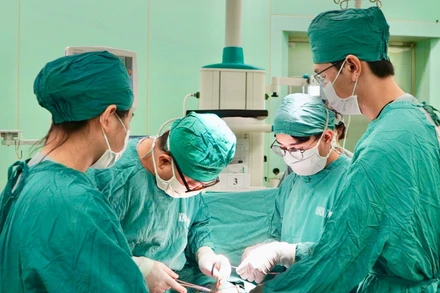 Bác sĩ tại Bệnh viện đa khoa Vũng Tàu phẫu thuật ca bệnh.