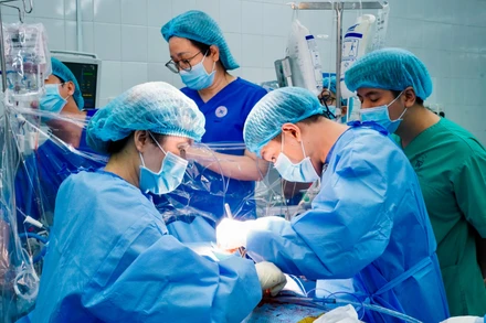 Ê-kíp bác sĩ đang thực hiện ca ghép tim.