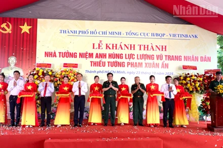 Đại biểu cắt băng khánh thành Nhà tưởng niệm.