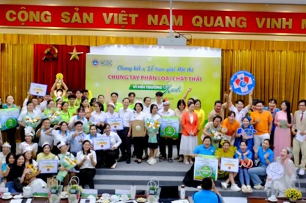 Trao giải thưởng cho các đội thi chung kết.