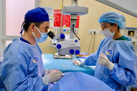 Ê-kíp phẫu thuật ca chấn thương mắt nghiêm trọng. 
