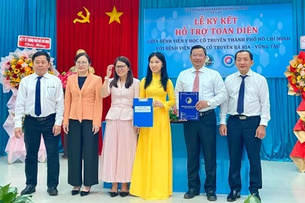 Lãnh đạo Sở Y tế Thành phố chứng kiến hai bệnh viện ký kết hợp tác.