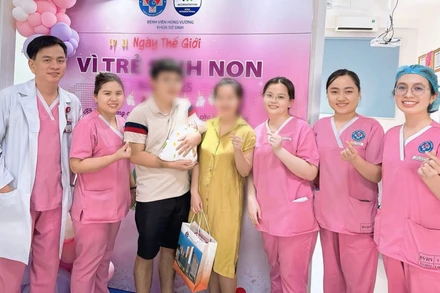 Các y, bác sĩ tại Bệnh viện Hùng Vương chúc mừng bé H. xuất viện. 