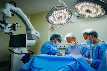 Ê-kíp bác sĩ phẫu thuật bóc tách hai khối u não. 