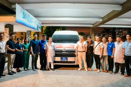 Đoàn bác sĩ Bệnh viện Thống Nhất lên đường trong đêm hỗ trợ y tế tại tỉnh Khánh Hòa.